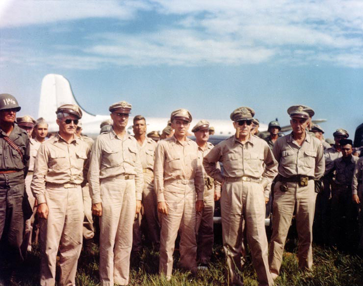 MacArthur_arrives_at_Atsugi.jpg