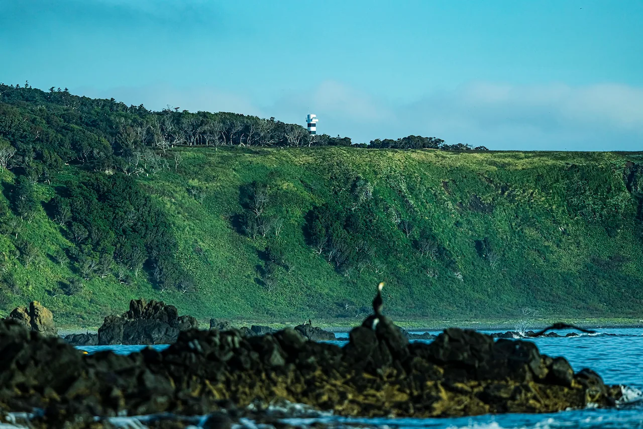 半島の先端、知床岬に立つ灯台